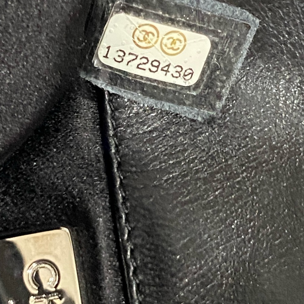Rare and Limited Edition🔥🔥 Chanel diamond Quils - Picture 5 of 13
